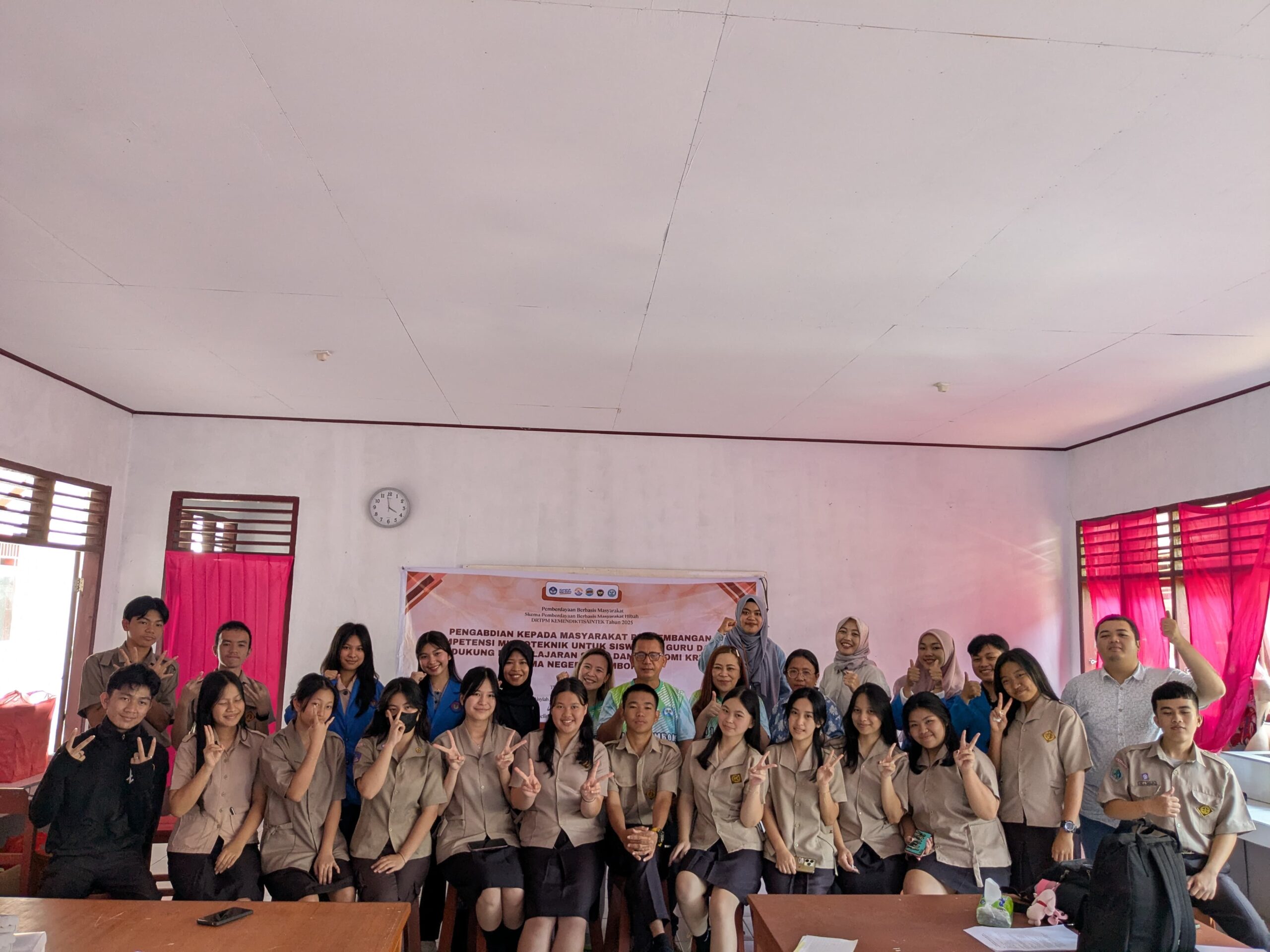 Dari Mikroskop ke Marketplace: Siswa dan Guru SMA N 1 Remboken Siap Jadi Inovator Sains-Ekonomi Kreatif