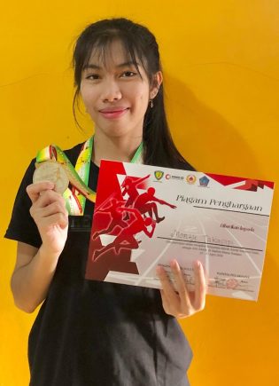 Monly Takapipi - Juara 1 Lomba Lari